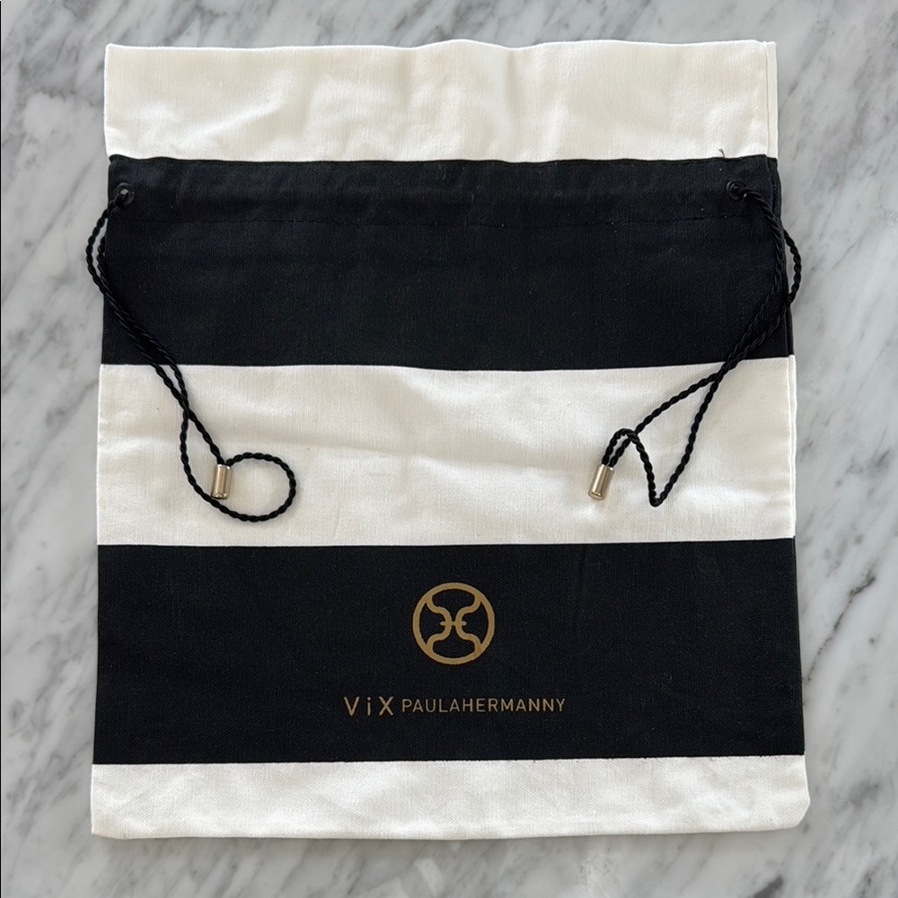 Vix Paula Hermanny Black and White Drawstring Bag